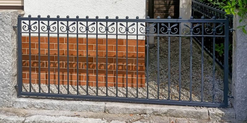 Hàng rào thép ống đen sơn màu - đẹp và tự do về màu sắc nhưng cần sơn lại định kỳ